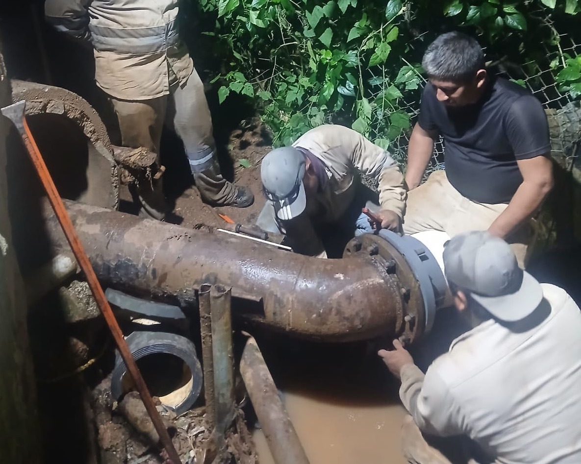 Reparan línea de conducción de agua potable en Coatzacoalcos