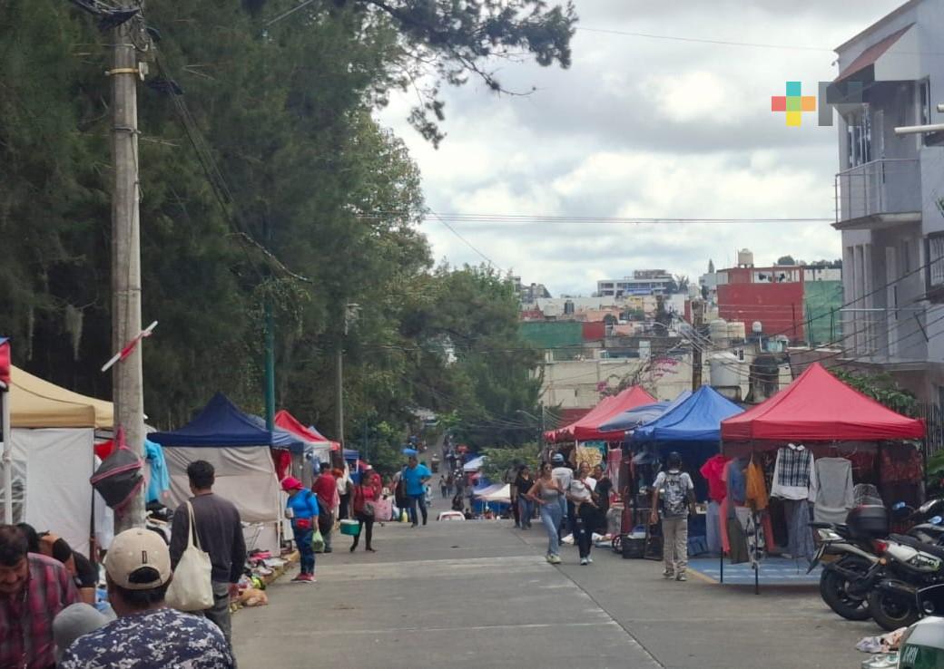 Tianguis obstaculiza circulación vial en colonia Progreso de Xalapa