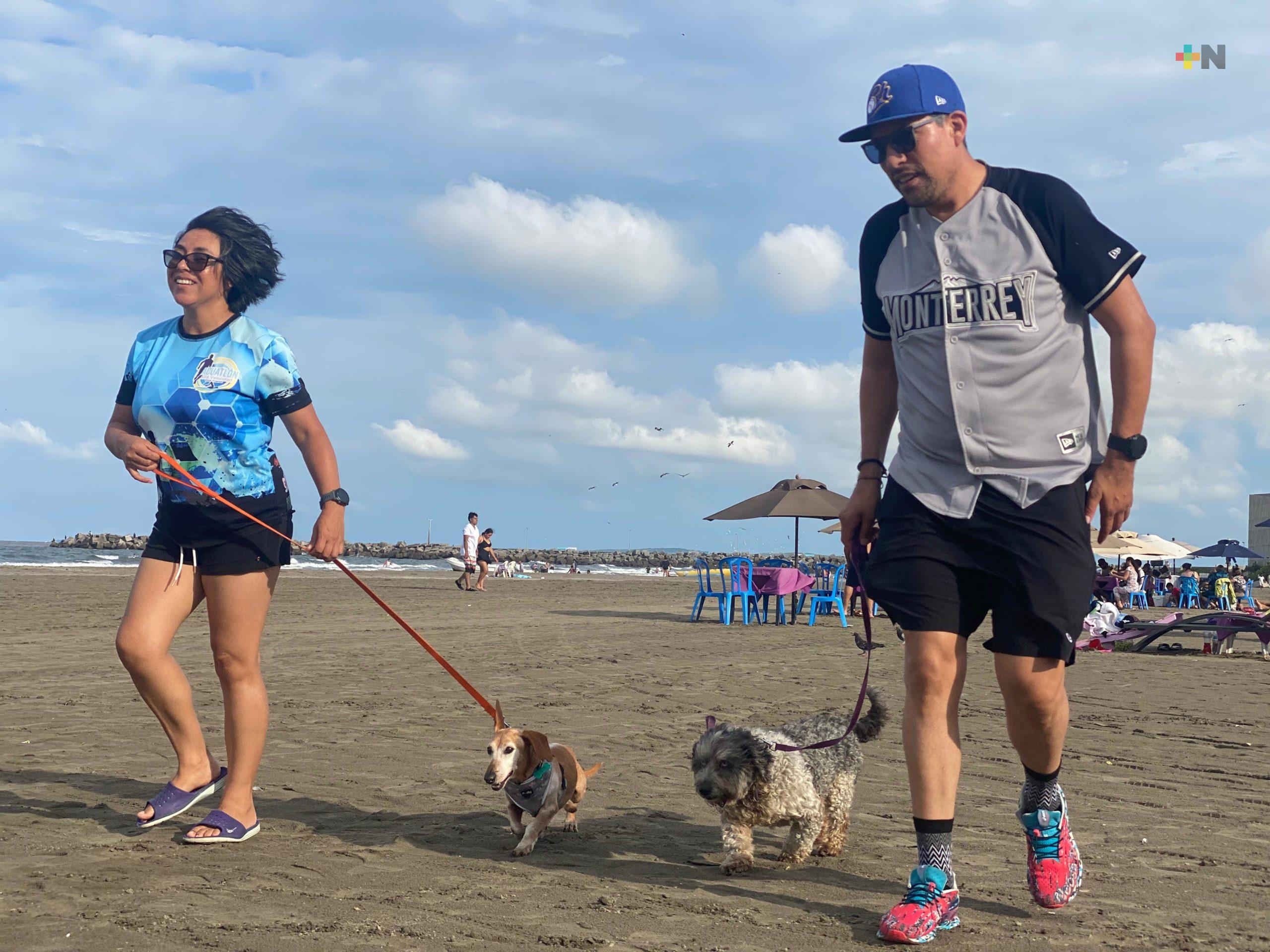 Turistas disfrutan del clima en playa de Boca del Río