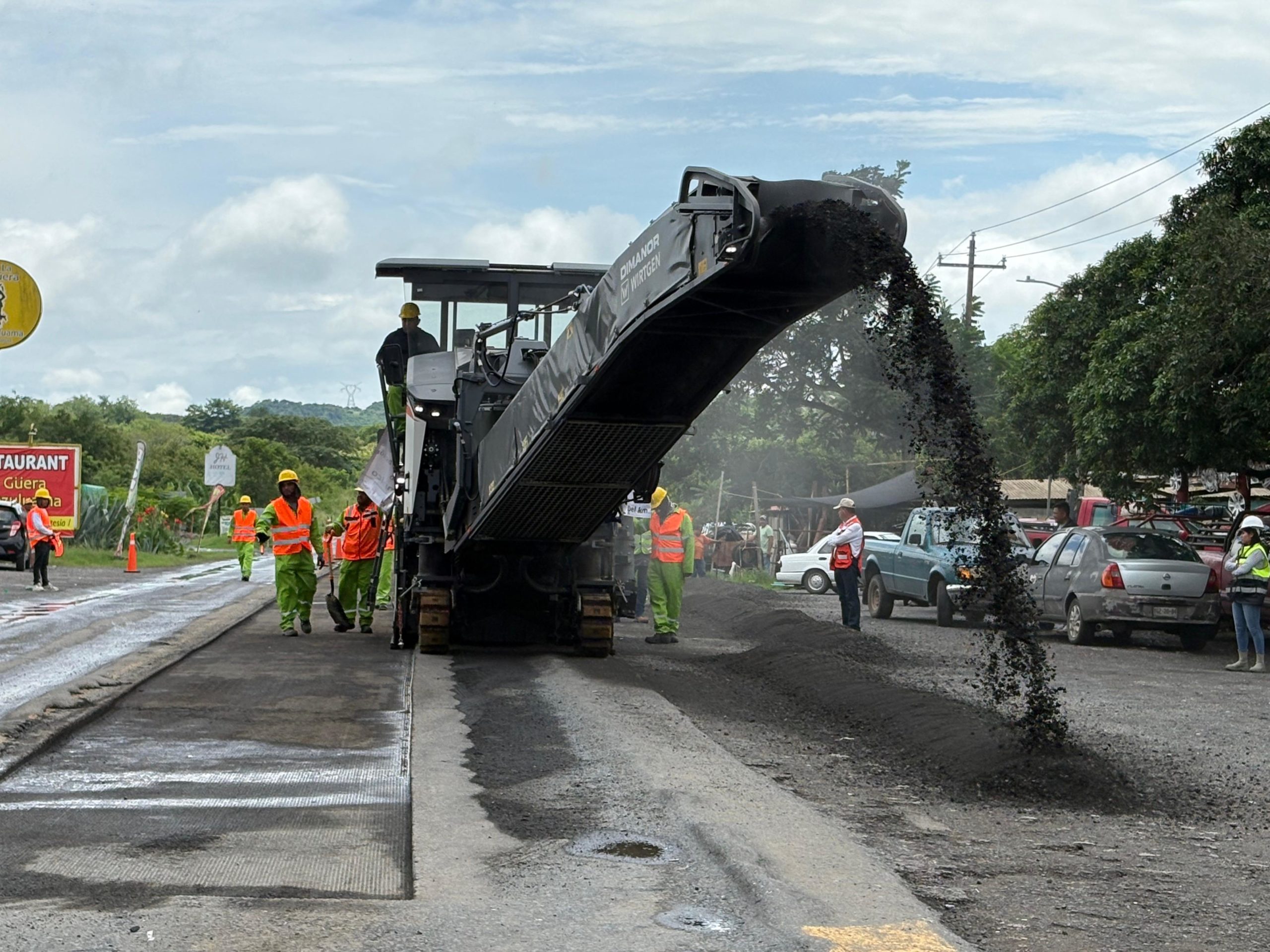 Arrancan trabajos de conservación con tren de pavimentación en el norte del estado de Veracruz