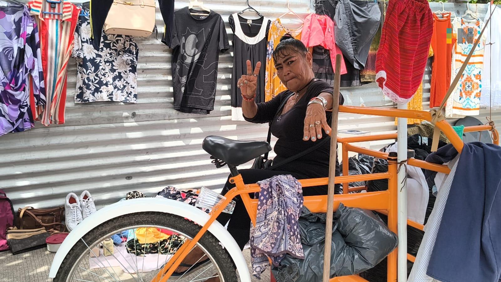 Se ayuda económicamente vendiendo ropa usada