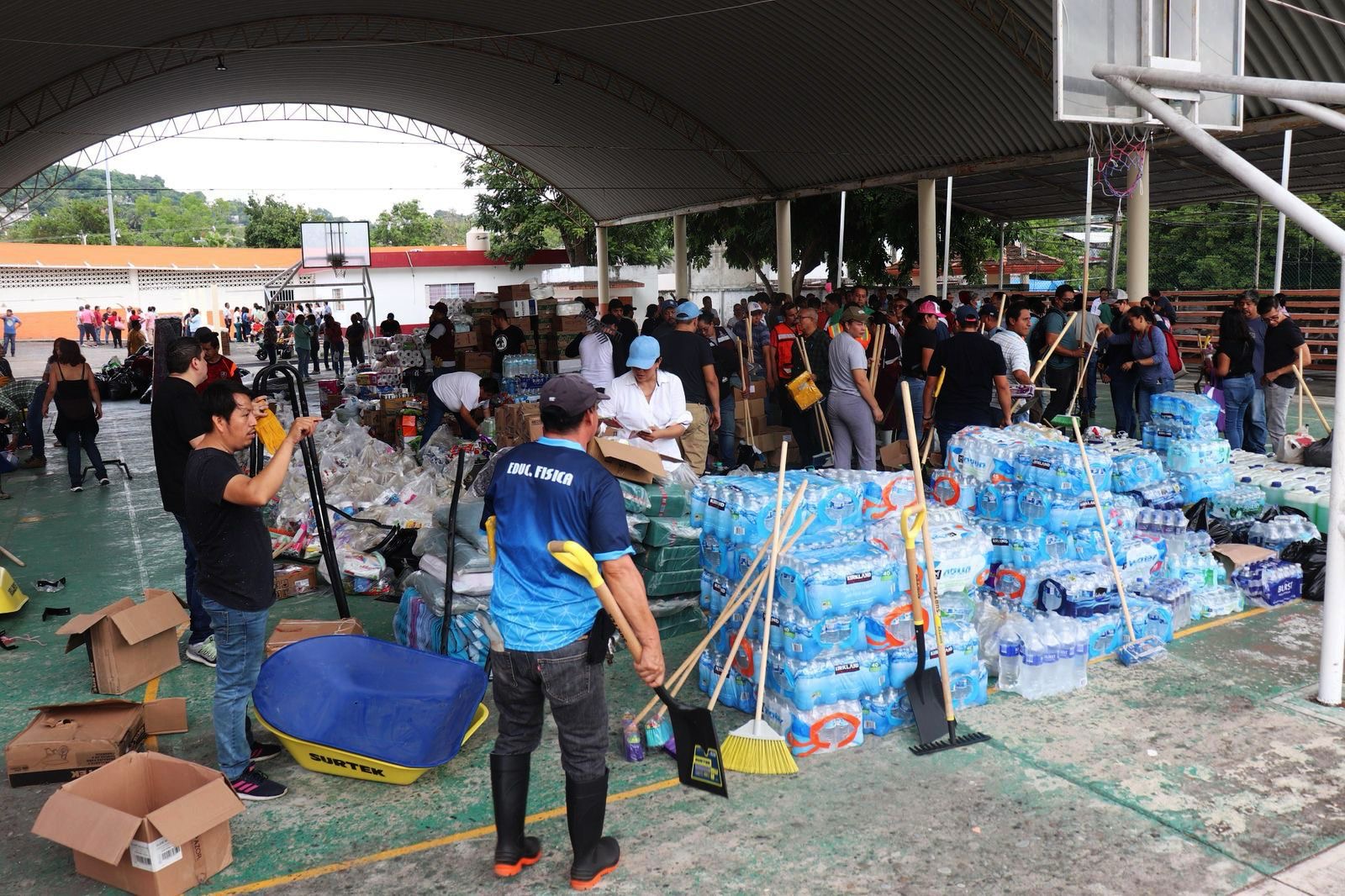 Más de mil trabajadores de la SEV se suman en limpieza de zonas afectadas
