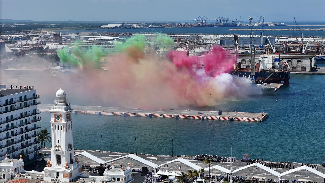 Con fuegos artificiales y música, concluye desfile naval en honor a la Armada de México
