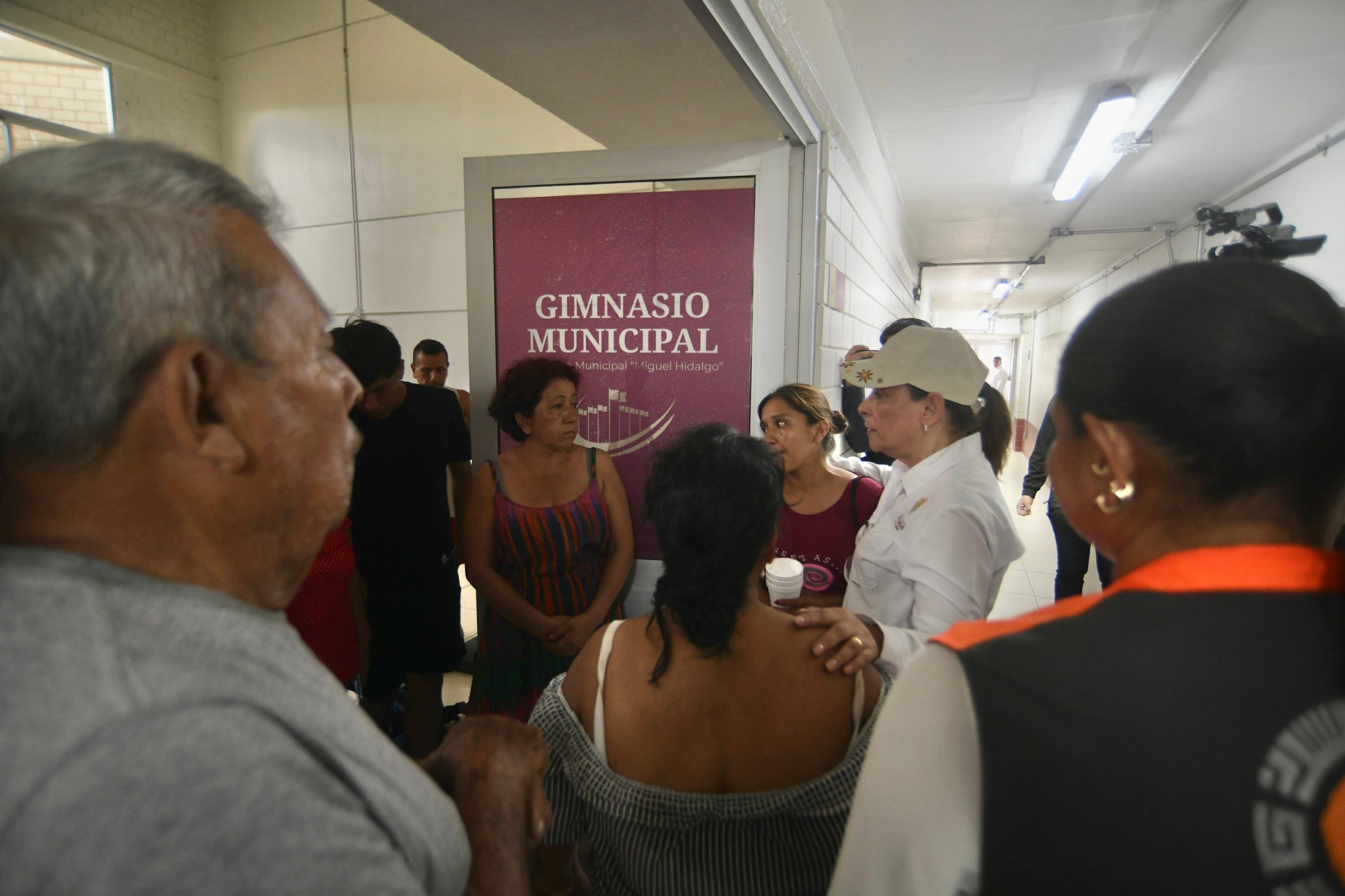 Gobernadora coordina envío de víveres y atención a familias damnificadas