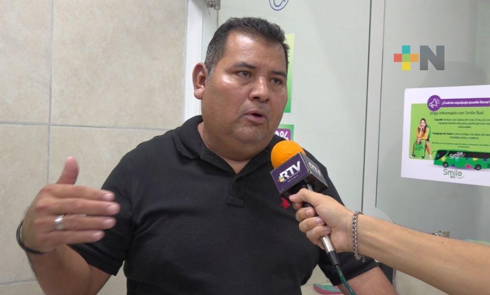 Reanudan viajes y apoyan con donaciones tras cierre de carretera por lluvia