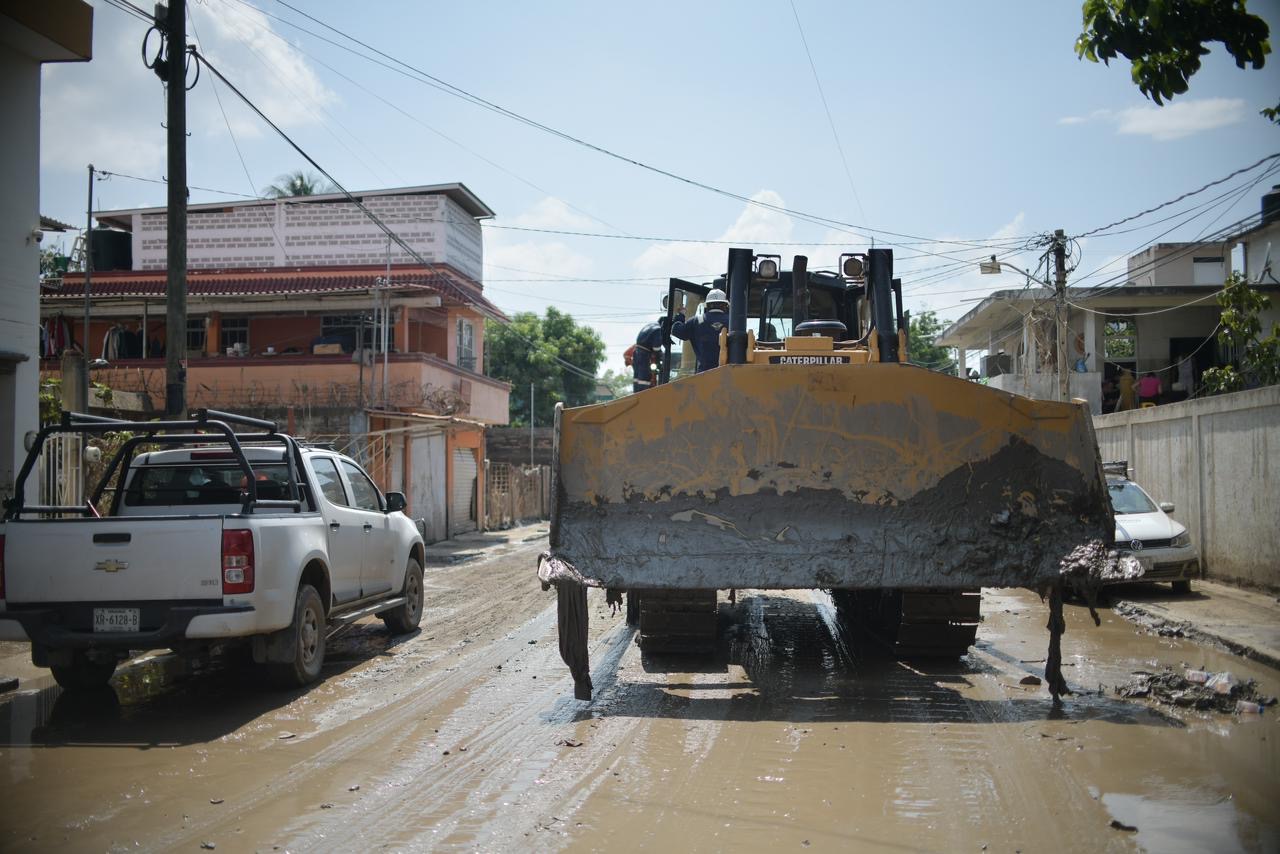 Gobierno y sector privado suman maquinaria para rehabilitar caminos en la zona norte