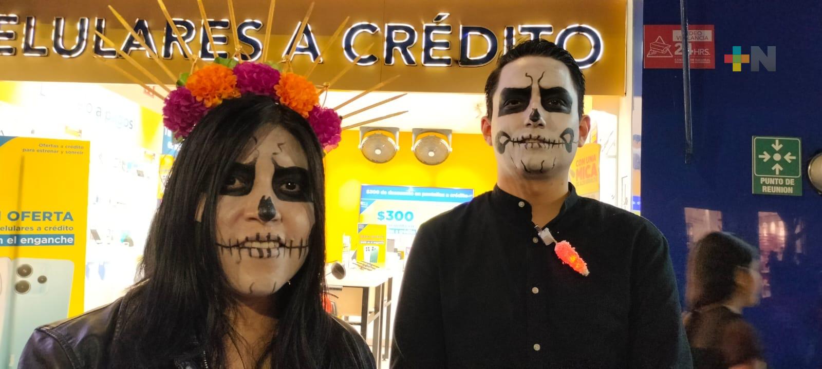 Catrinas y catrines llenan de color las calles de Xalapa