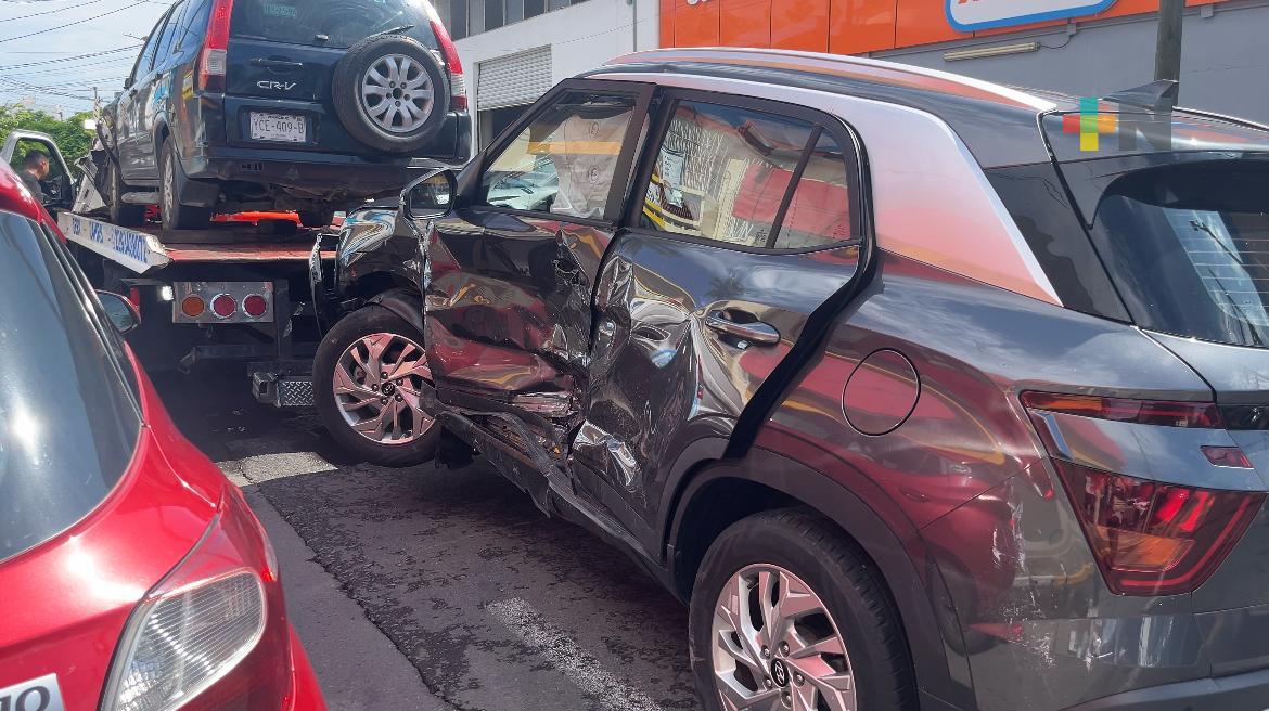 Automóvil rompe cristal en negocio de Veracruz puerto