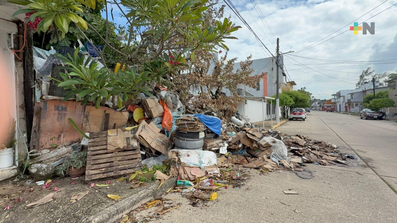 Denuncian vecinos acumulación de basura en terreno de Coatzacoalcos