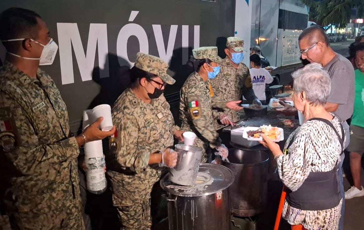 Ejército ofrece comida caliente a damnificados y voluntarios de Poza Rica