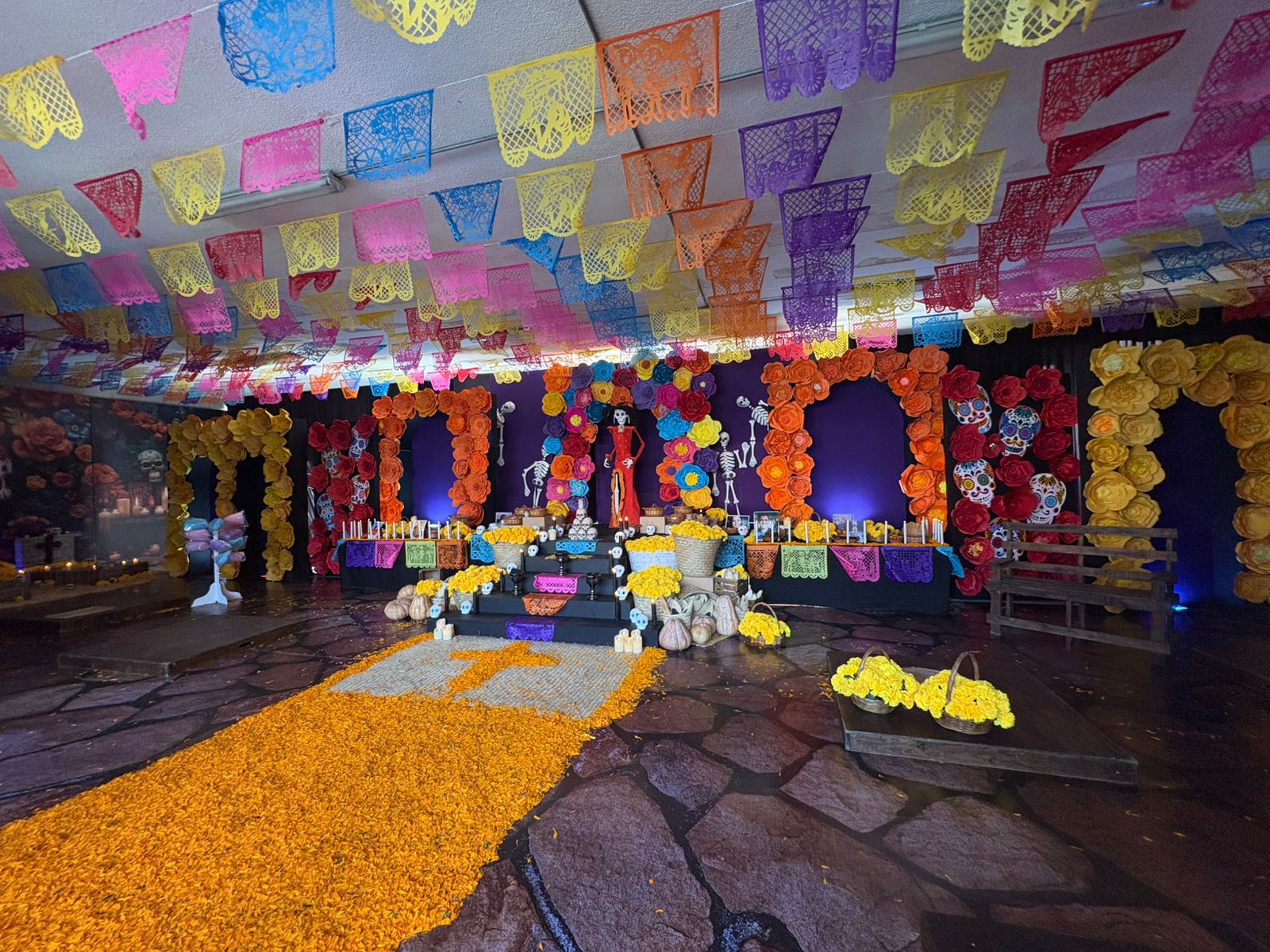 Escuelas elaboran altares para inculcar tradiciones mexicanas