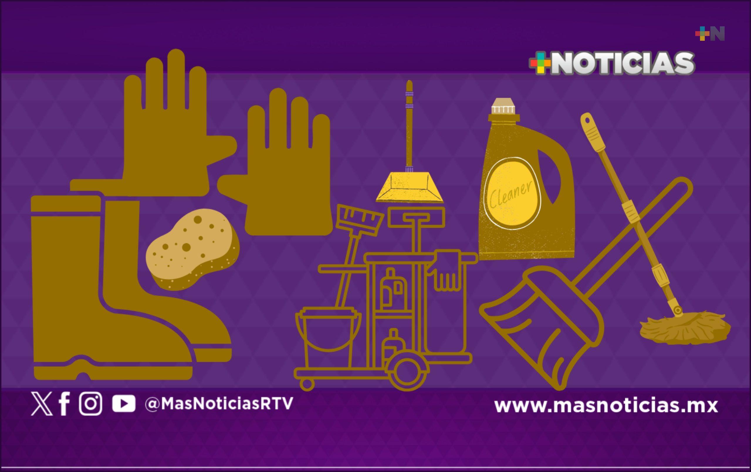 Universitarios acopian botas de hule y productos de limpieza