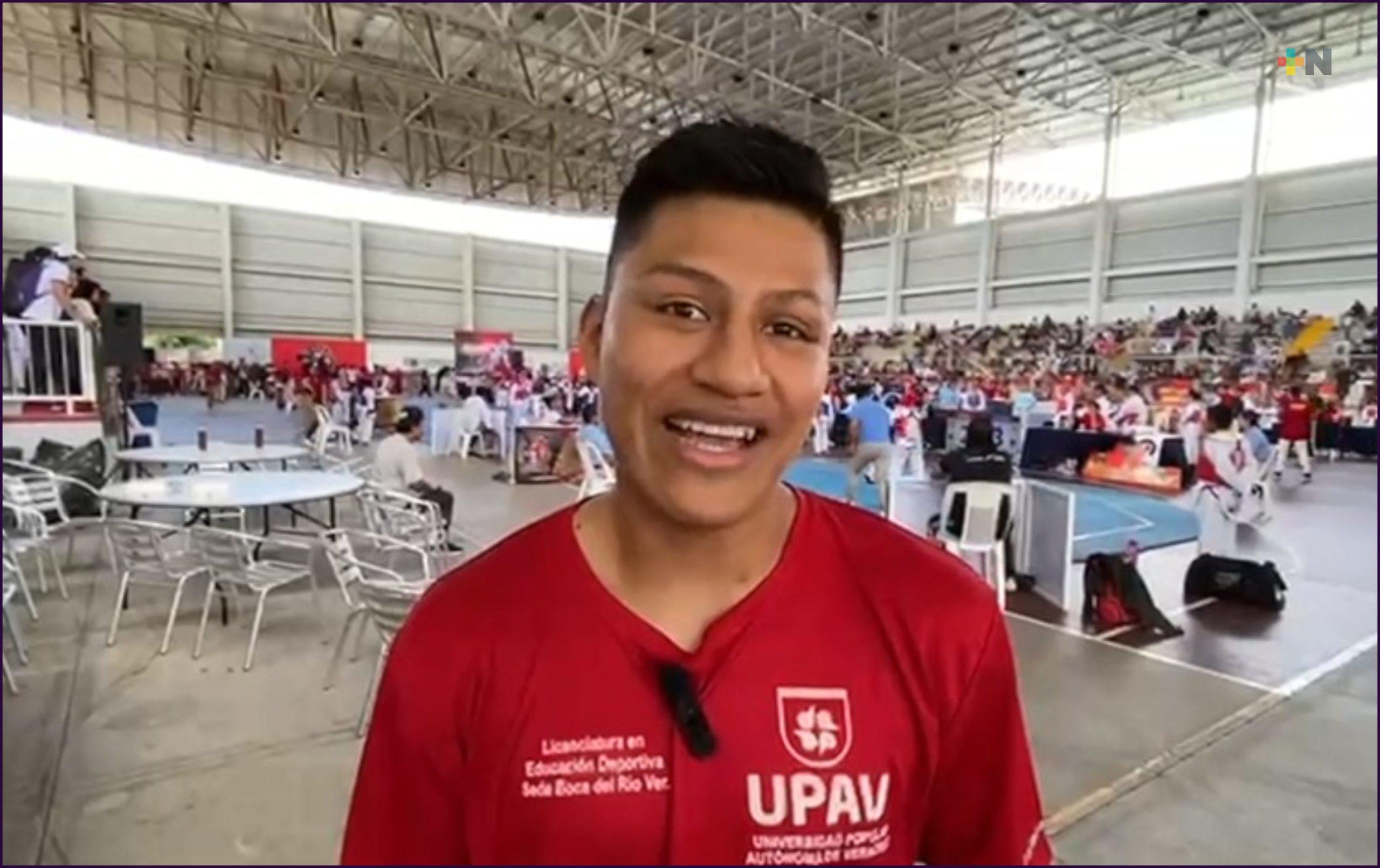 Jonathan «Tachi» Rojas, combina el boxeo profesional y la educación física