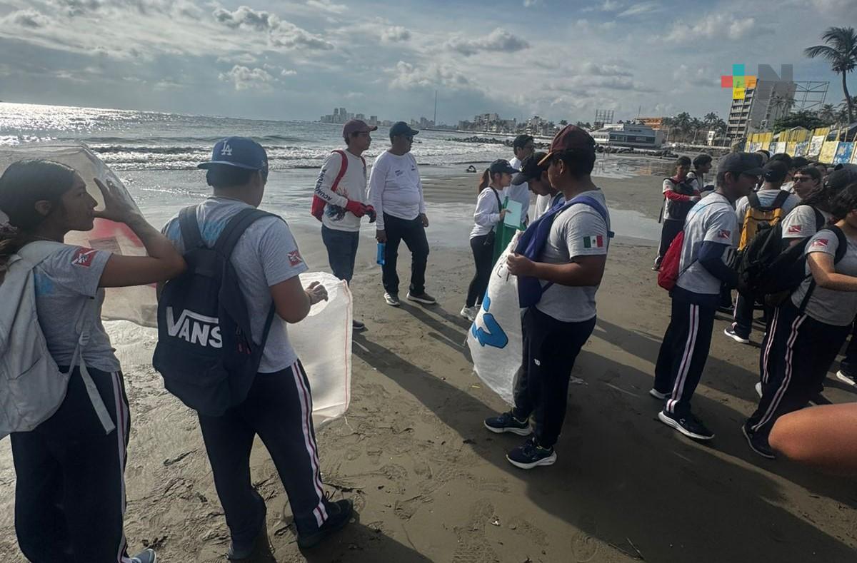 Estudiantes de Cetmar limpian playas de Veracruz puerto
