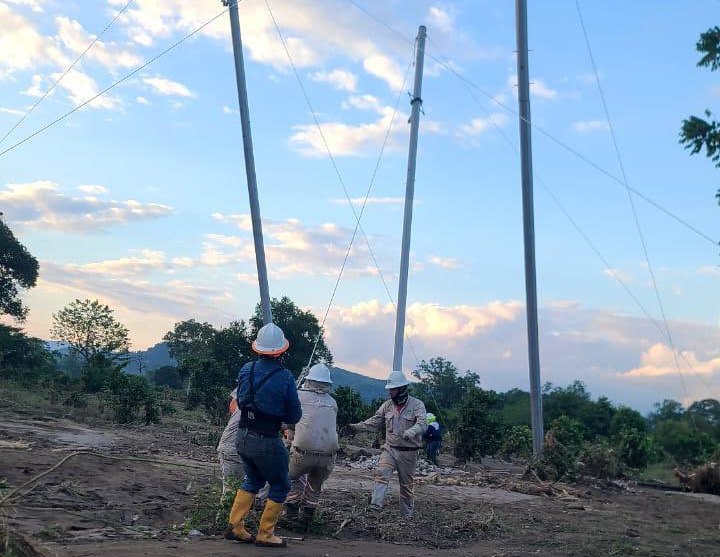 CFE trabaja para restablecer suministro eléctrico en zona norte de Veracruz