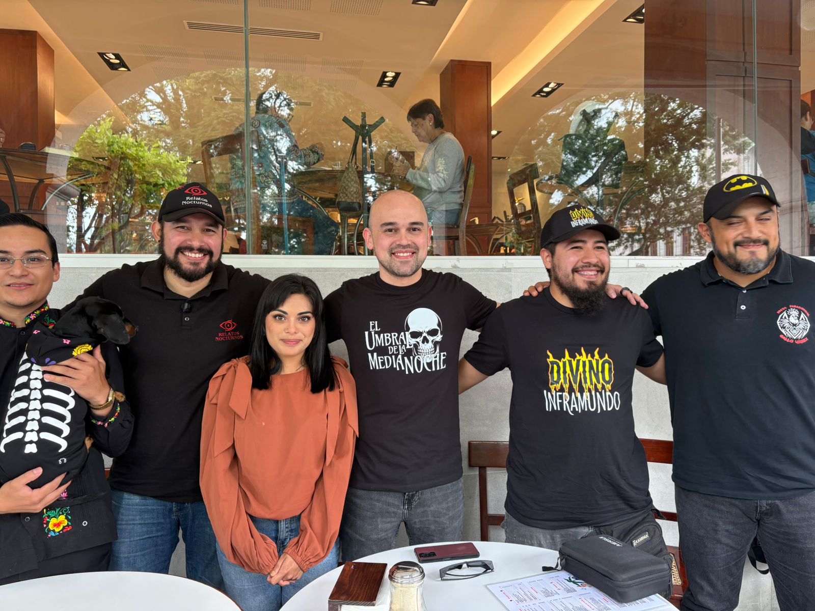 Acopio en Xalapa de alimento para animales del norte con caminata nocturna llamada Urbex