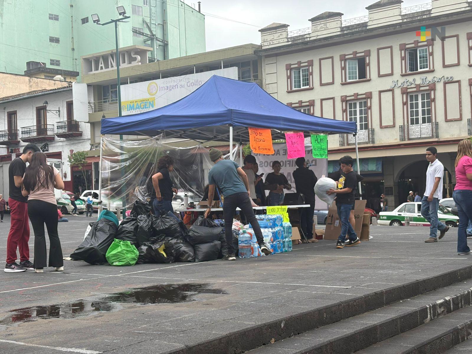 Ciudadanos de Chicontepec y Álamo instalan centros de acopio en plaza Lerdo