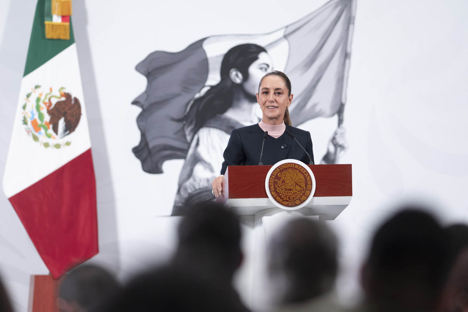 Sheinbaum manifiesta desacuerdo con revocación de rutas; el AIFA funciona muy bien