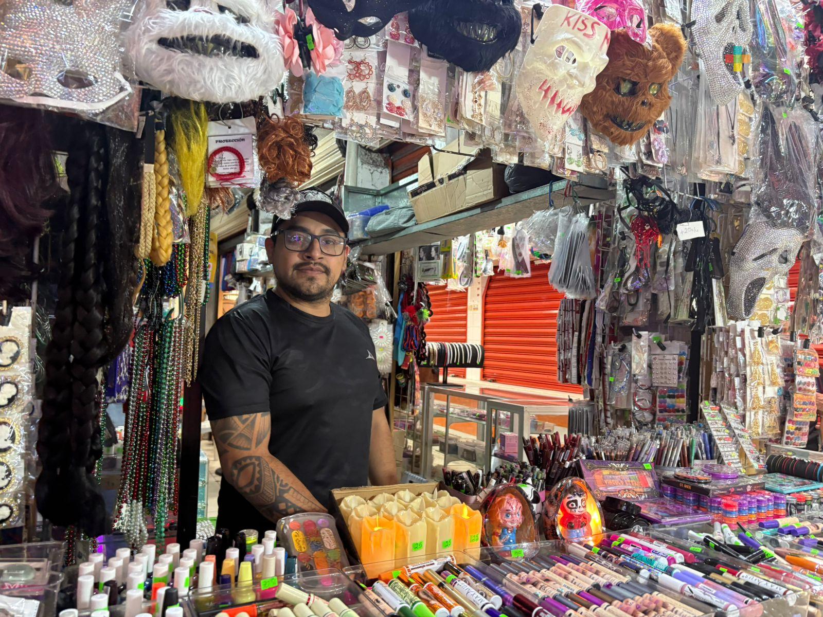 Comerciantes se preparan para la venta de artículos alusivos a la fiesta de Todos Santos