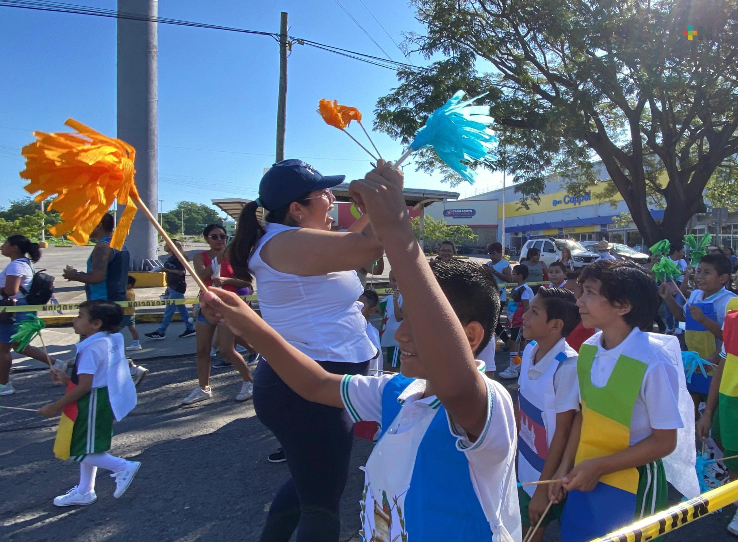 Estudiantes de Veracruz participan en desfile conmemorativo al Día de la ONU