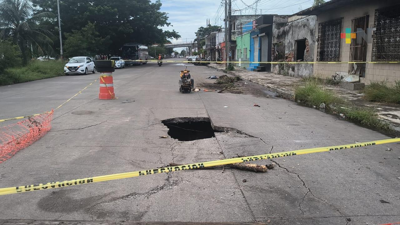 Se amplía hundimiento en calle del municipio de Veracruz