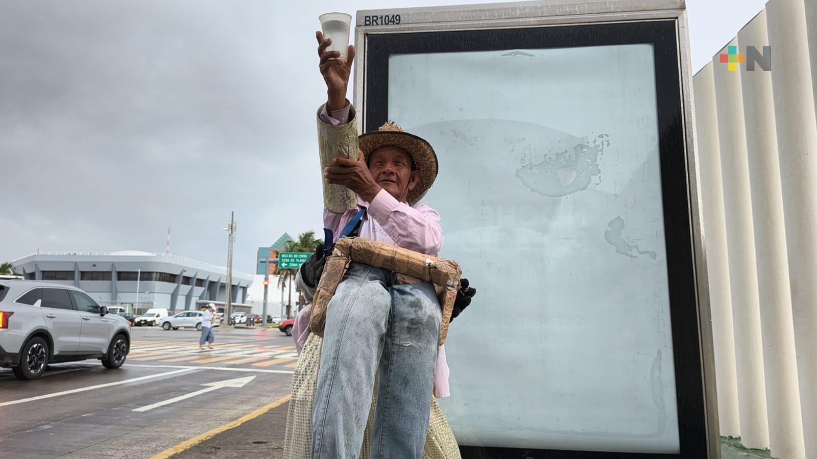 Se gana la vida haciendo ilusionismo callejero en cruceros