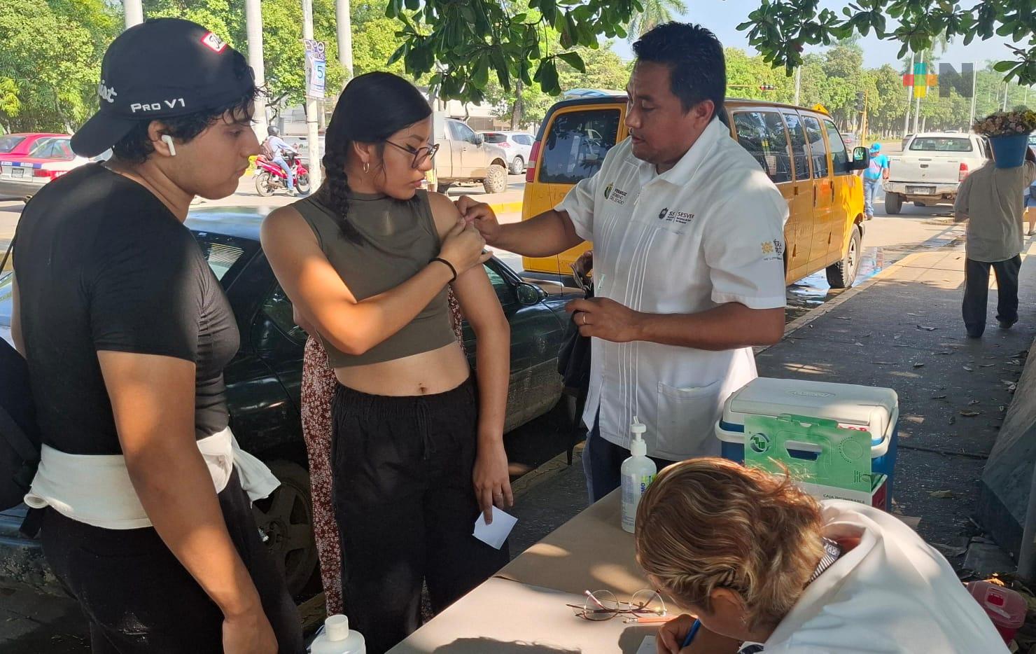 Voluntarios de trabajos en limpieza se vacunan para prevenir enfermedades
