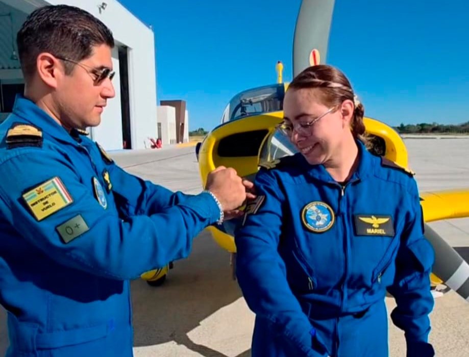 Oficial de la Armada de México se convierte en la primera mujer instructora de vuelo de la Escuela de Aviación Naval