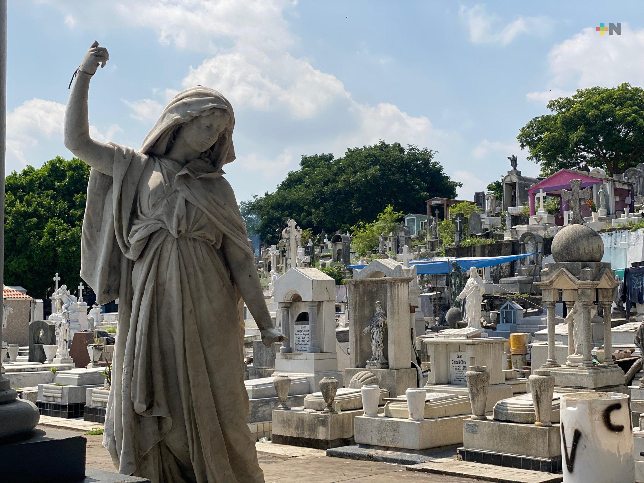 Realizan limpieza en panteón particular de Veracruz puerto