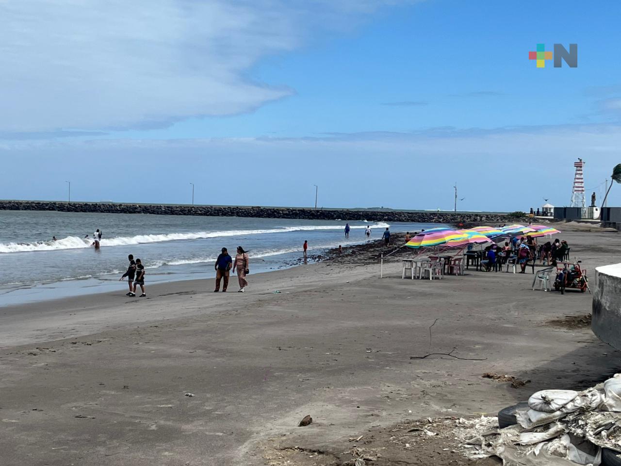 Familia aprovecha tiempo favorable para visitar playa de Veracruz