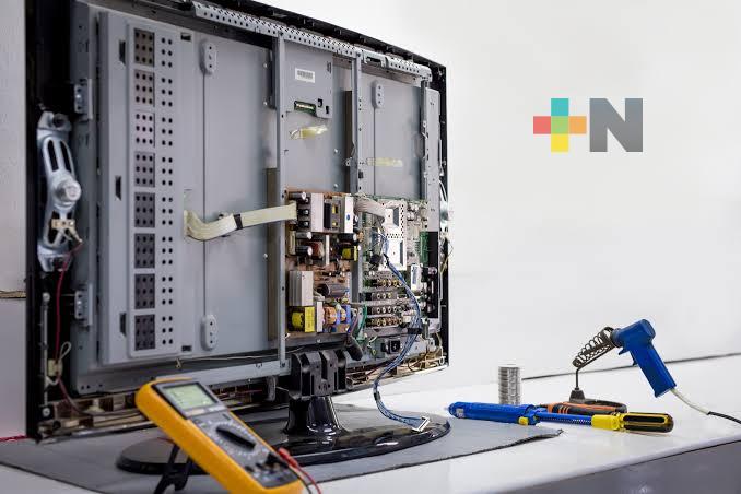 Recomiendan proteger televisores con reguladores por tormentas eléctricas de temporada