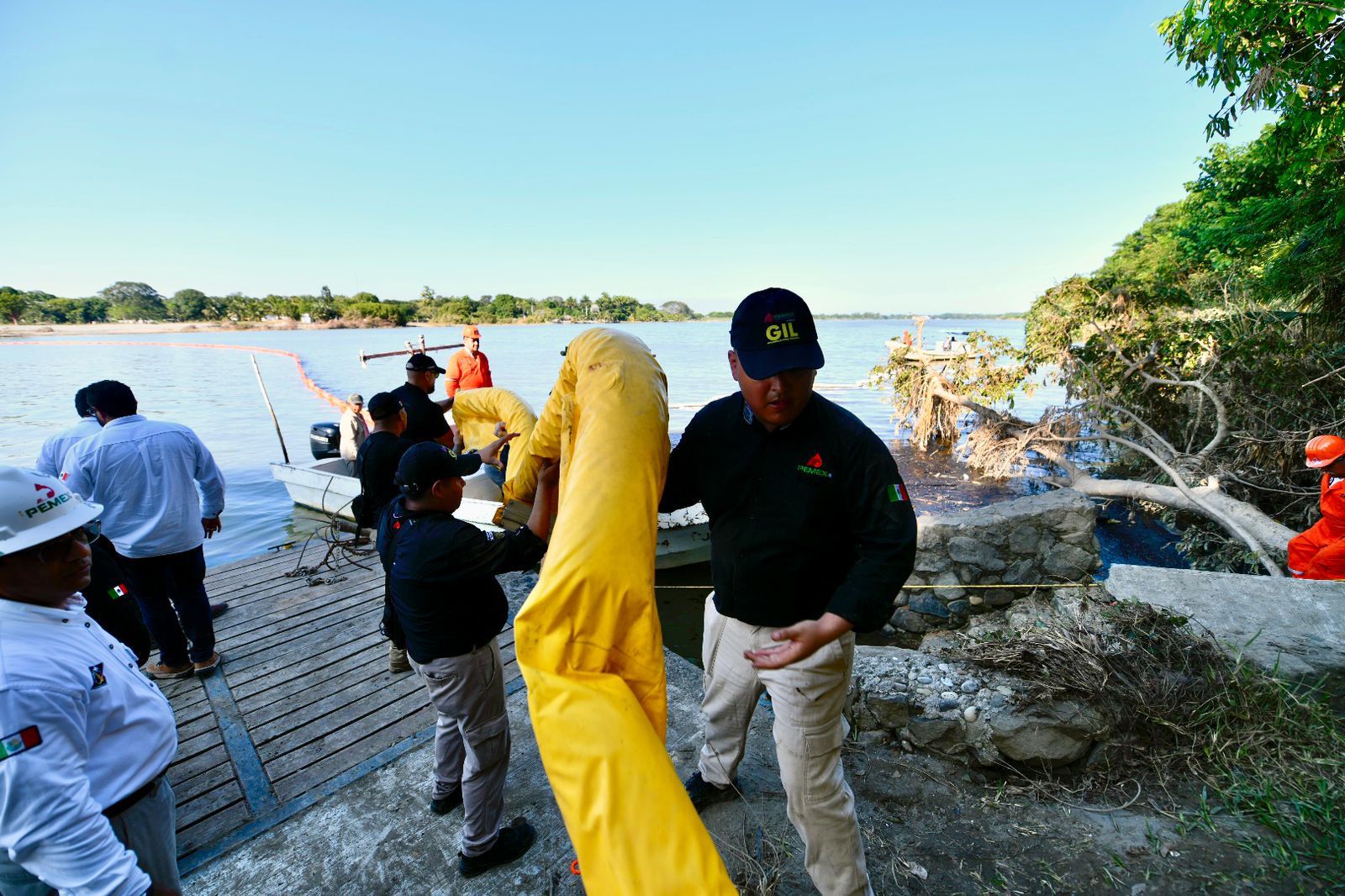 Pemex continúa acciones de remediación en río Pantepec