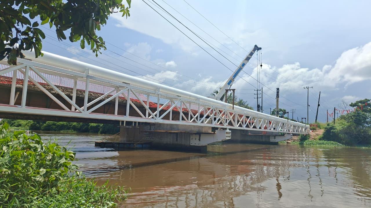 Cierran puente en Coatza; hacen viajes en lancha como alternativa