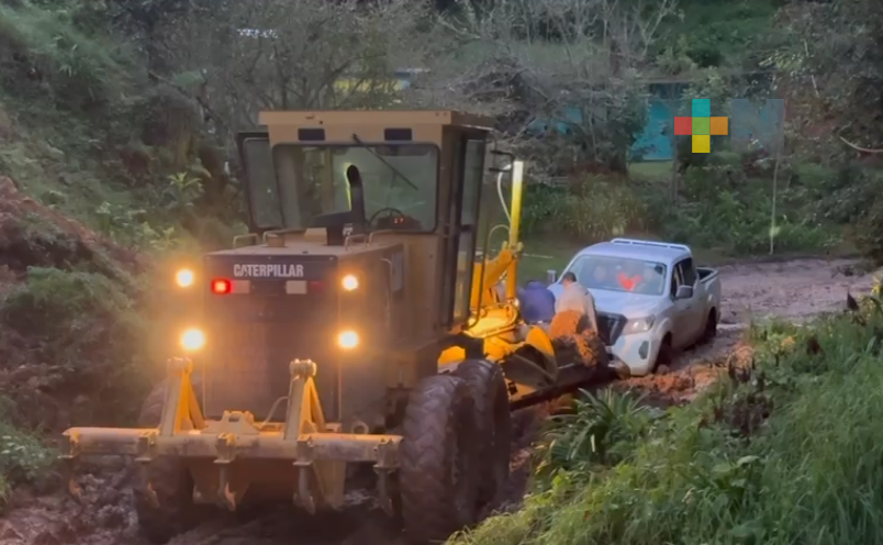 Rehabilitan caminos afectados por lluvias en la Huasteca y sierra de Huayacocotla