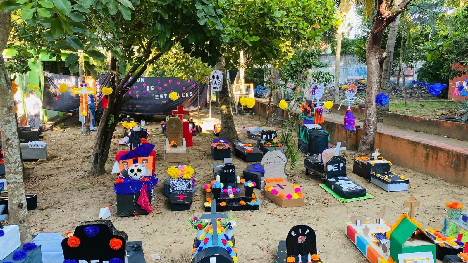 Estudiantes de Coatza realizan tumbas de personajes históricos con material reciclado