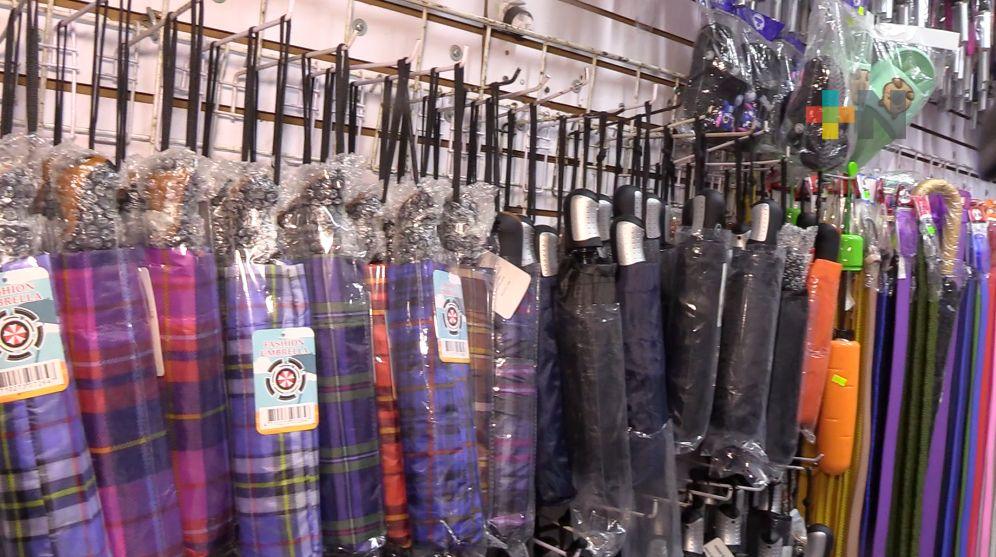 Aumenta venta de impermeables y sombrillas en Veracruz puerto