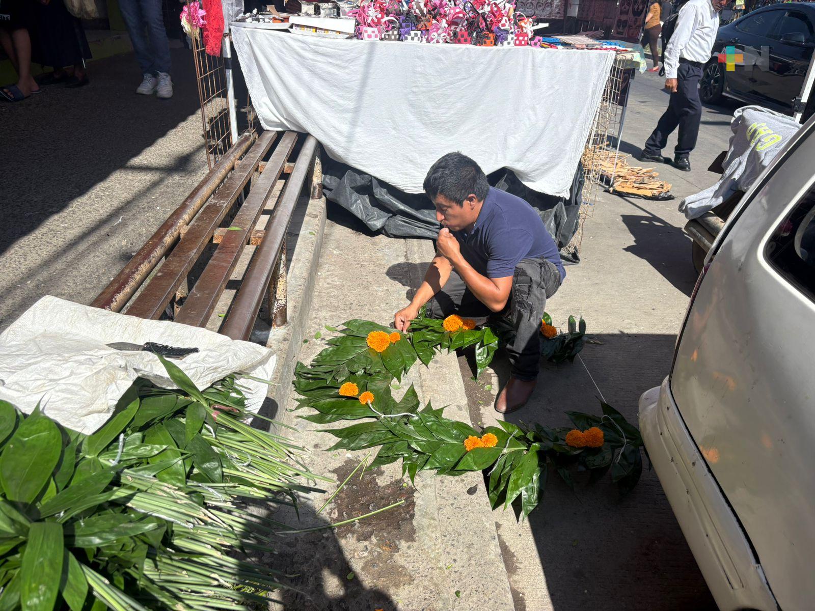 Venta de artículos para altares de muertos en la colonia Revolución