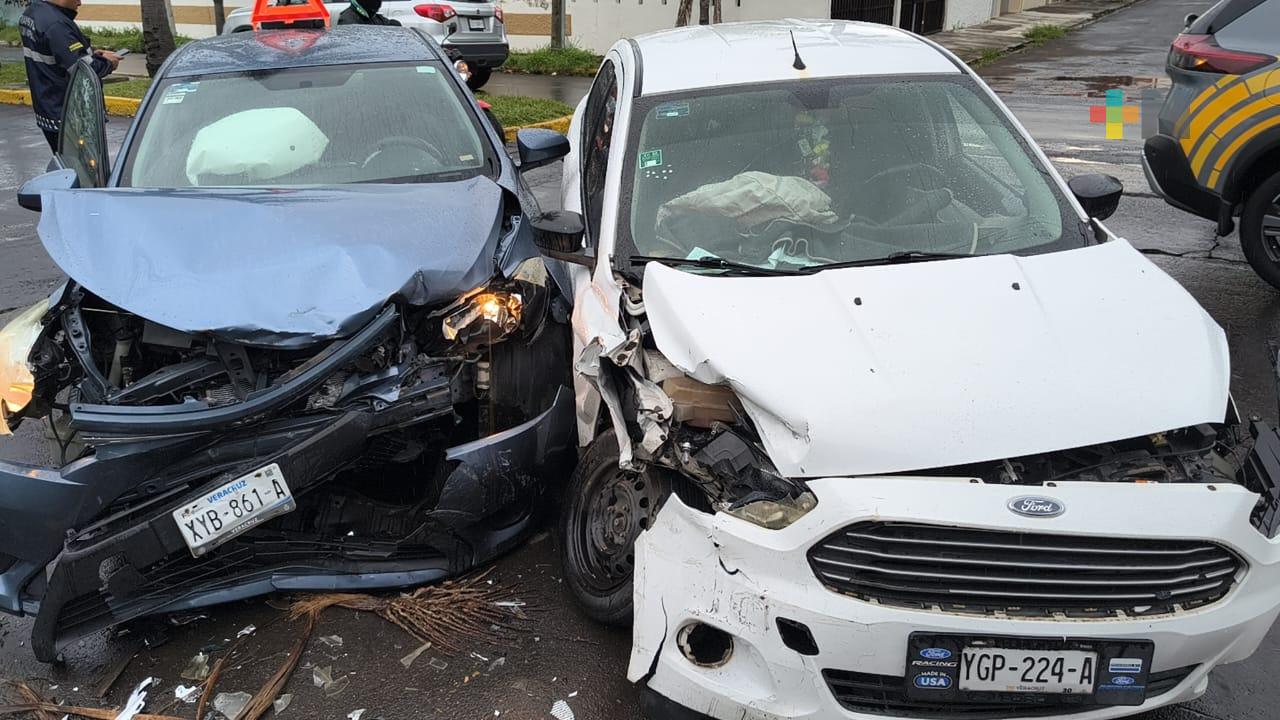 Pérdidas materiales y personas lesionadas, saldo de accidente en Veracruz puerto