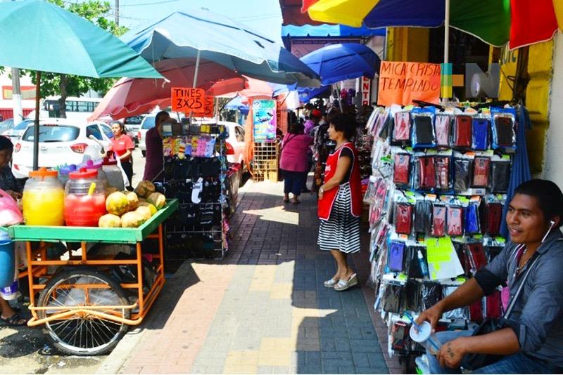 Aumenta la venta de ropa y accesorios para celulares en el centro de Coatzacoalcos