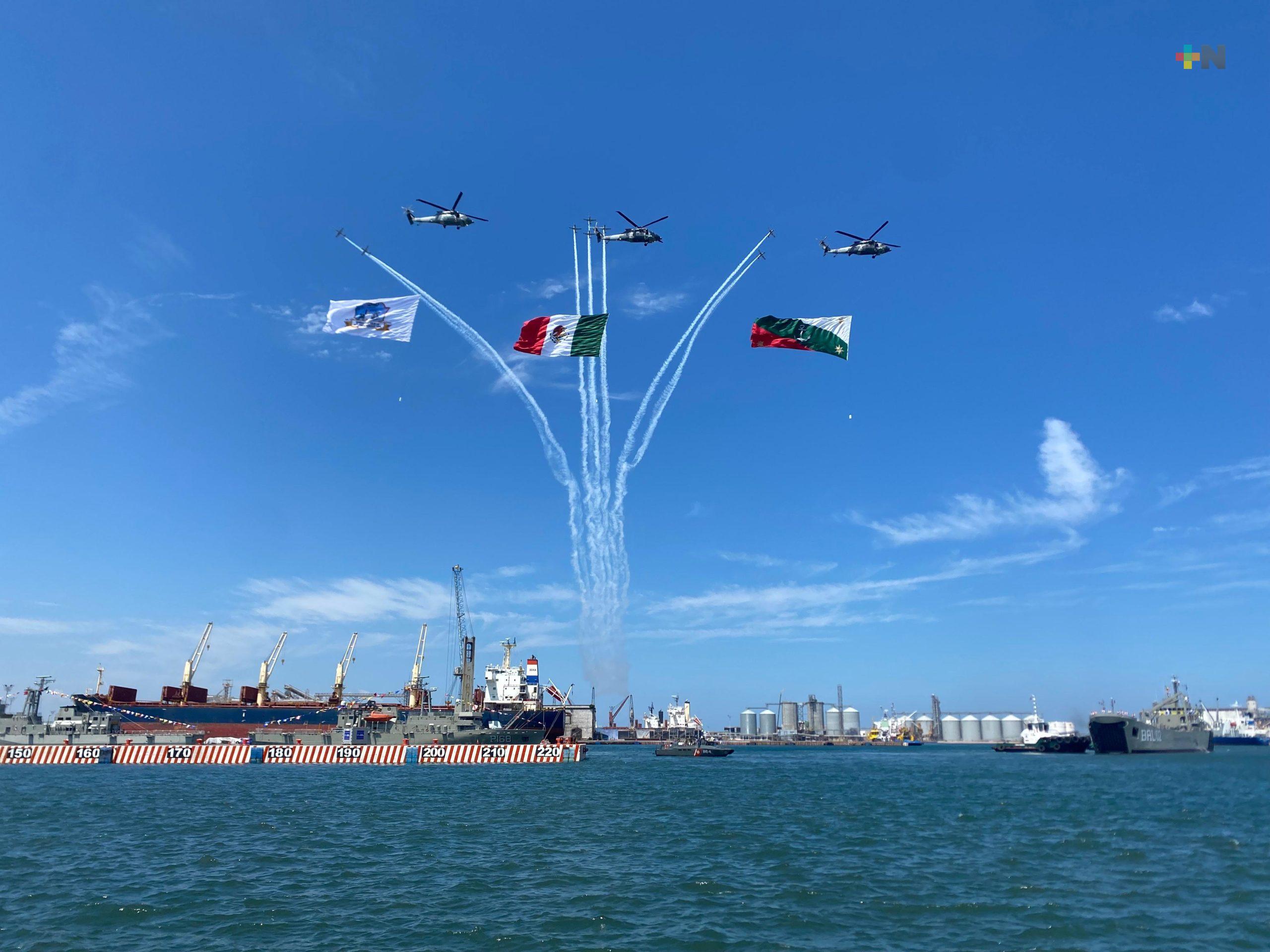 Desfilan por el 204 aniversario de la Armada de México en Veracruz puerto