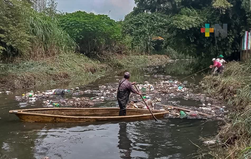 Toneladas de basura en arroyo Acotope de Minatitlán