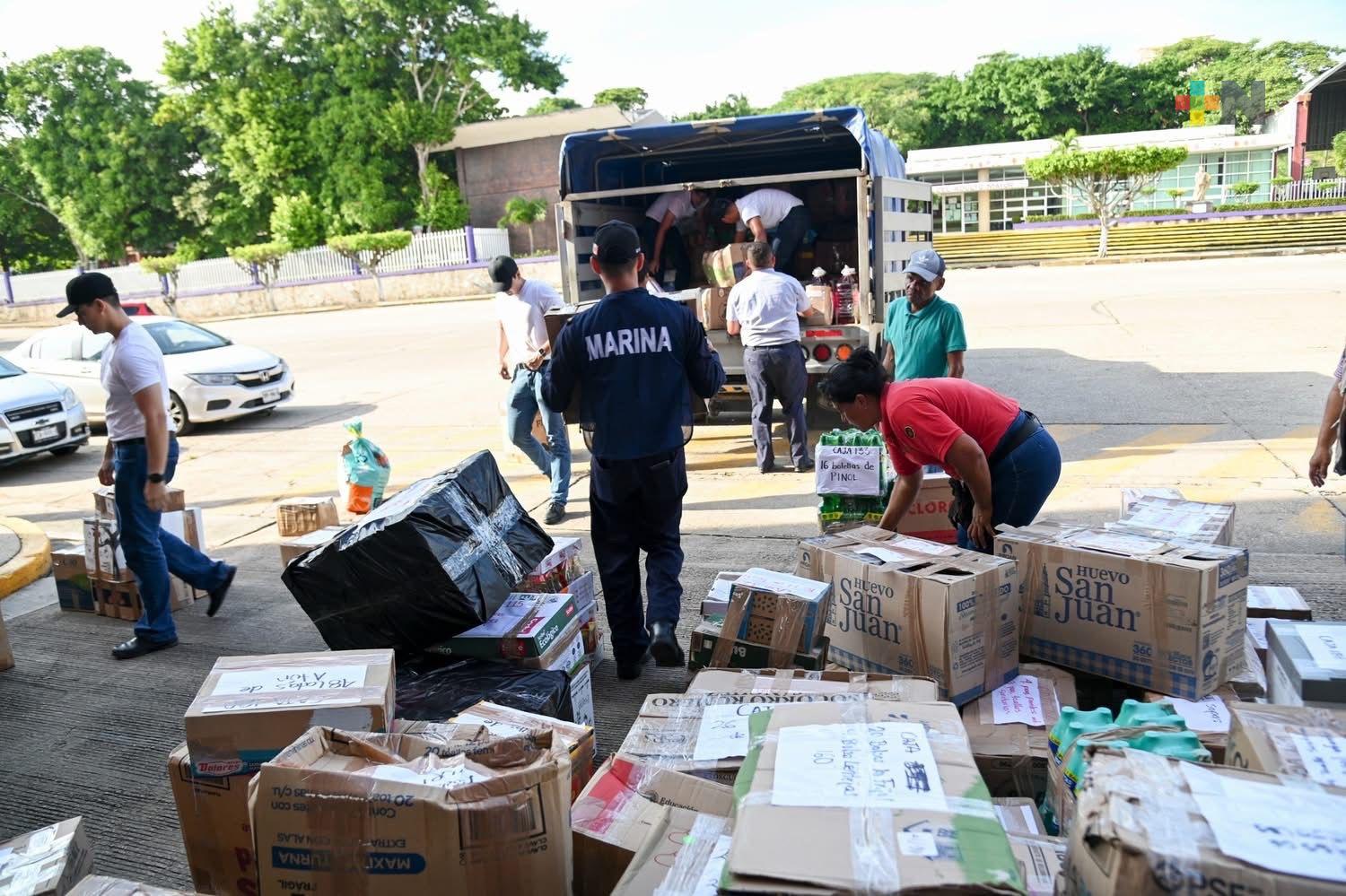 Entregan víveres recolectados en Coatzacoalcos a la Marina para apoyar a familias del norte