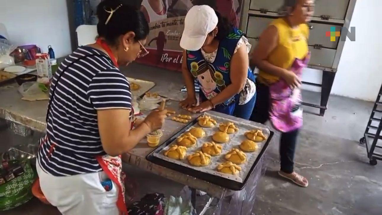 Martinenses participan en cursos-taller de elaboración de pan de muerto