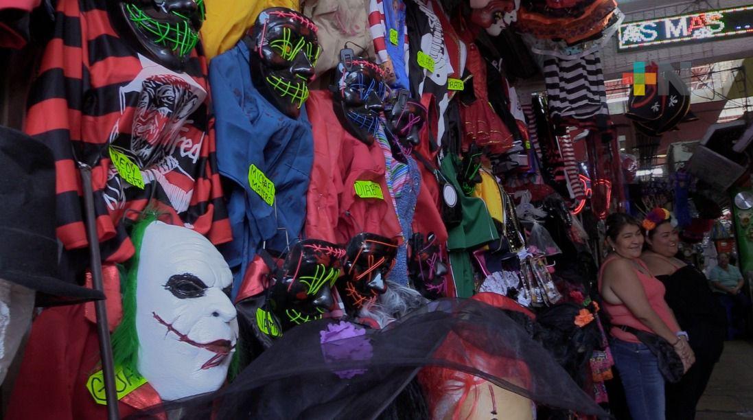 Crece demanda de disfraces en mercado Hidalgo de Veracruz puerto