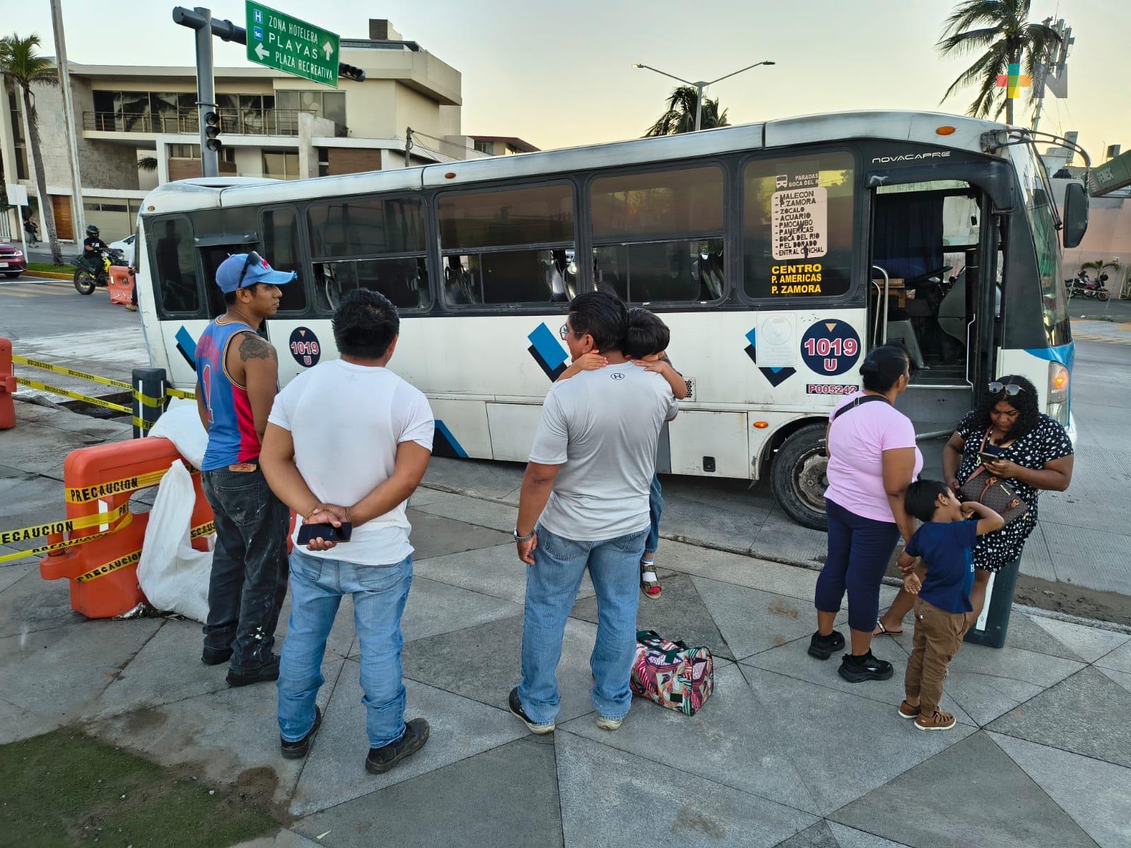 Camión cae en hundimiento tras reciente reparación en bulevar de Veracruz: hay tres lesionadas