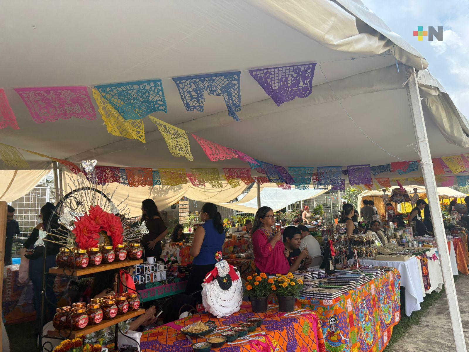 Evento con causa reúne artesanía y cempasúchil en el parque Doña Falla
