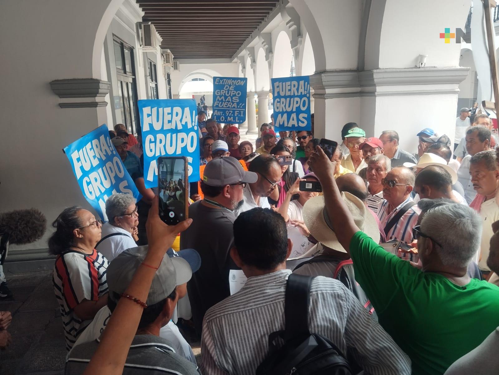 Piden manifestantes salida de Grupo MAS del municipio de Veracruz