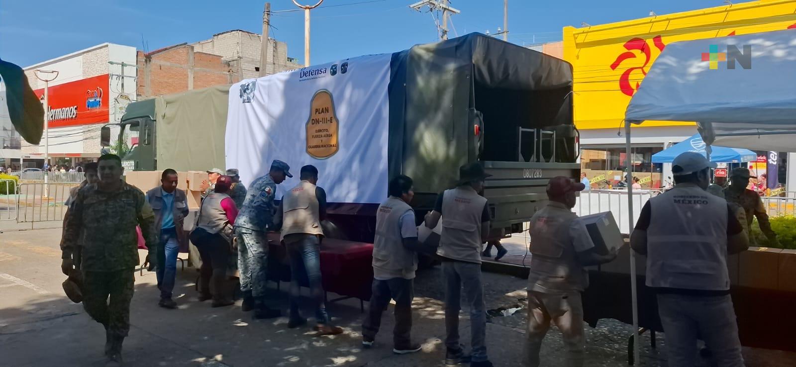 Sedena entrega despensas y apoyos a afectados por inundaciones en Veracruz