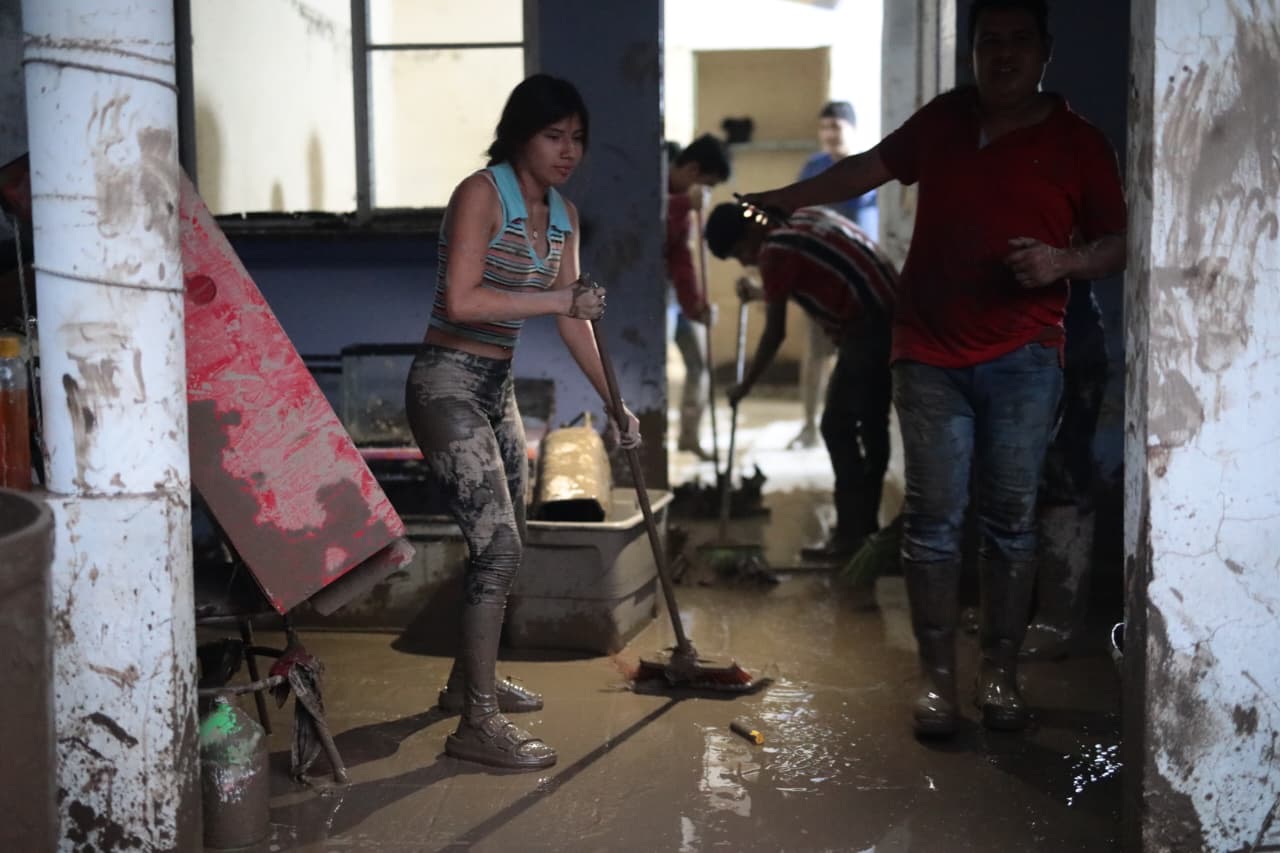 Autoridades y voluntarios participan en limpieza en Poza Rica