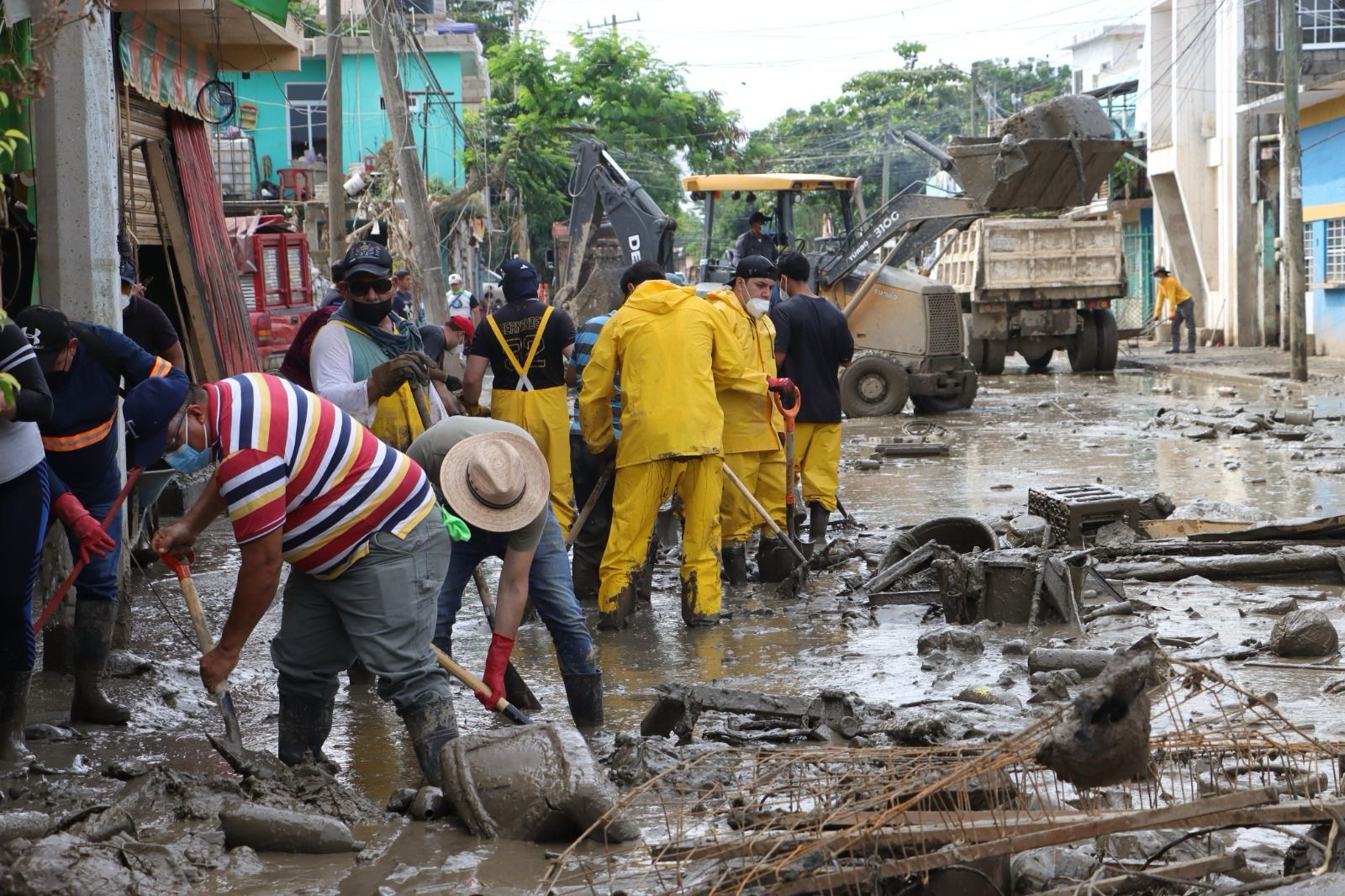 Más de mil 300 trabajadores de la SEV ayudan a familias afectadas en Poza Rica